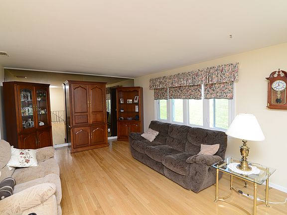 5th image of 104 Eleanor Dr