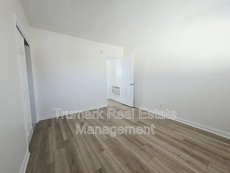 210 W Tujunga Ave #5 — Photo 5