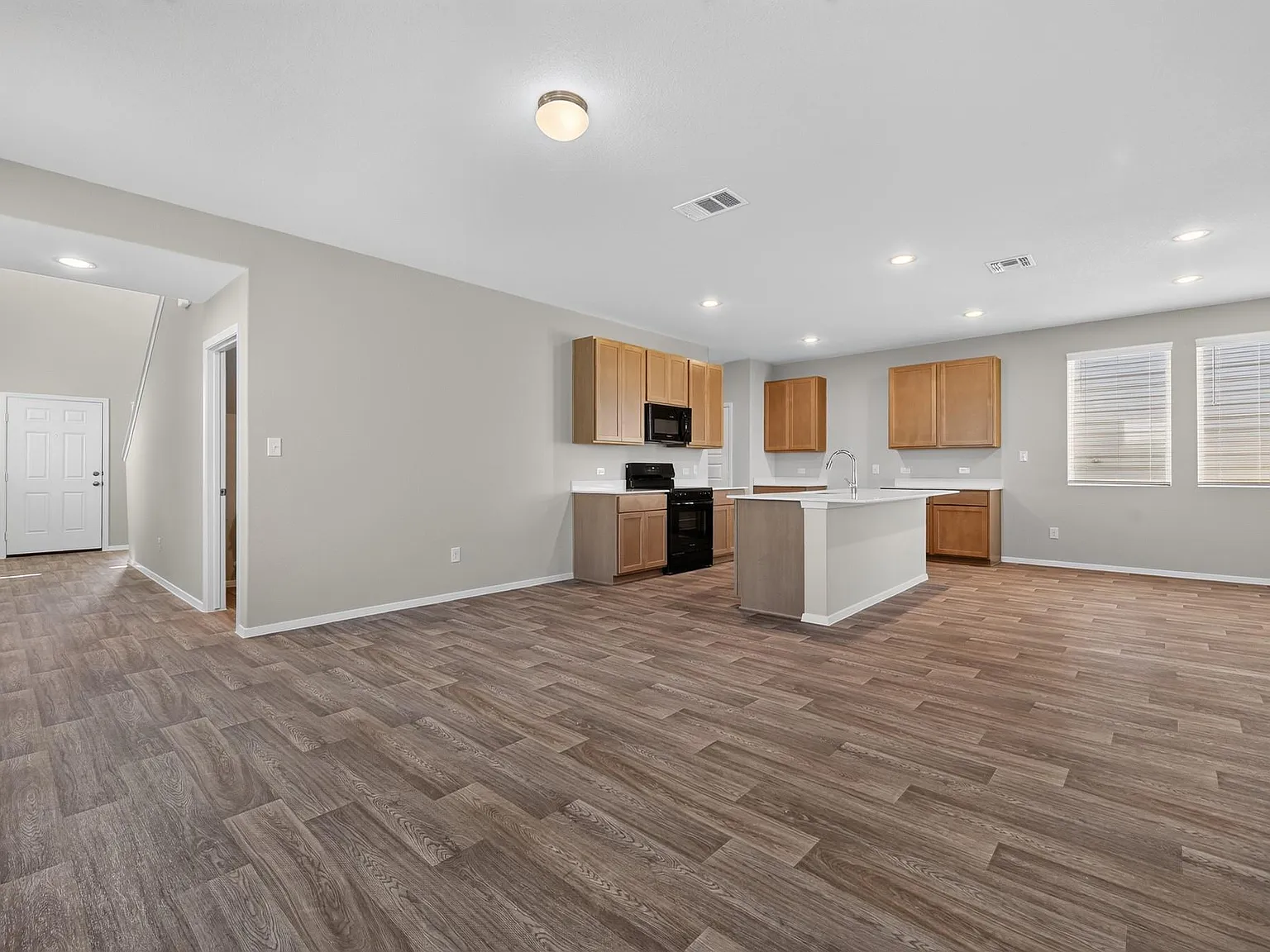 4 bed, 3.5 bath, 2446 sqft, $2,595 — Photo 3