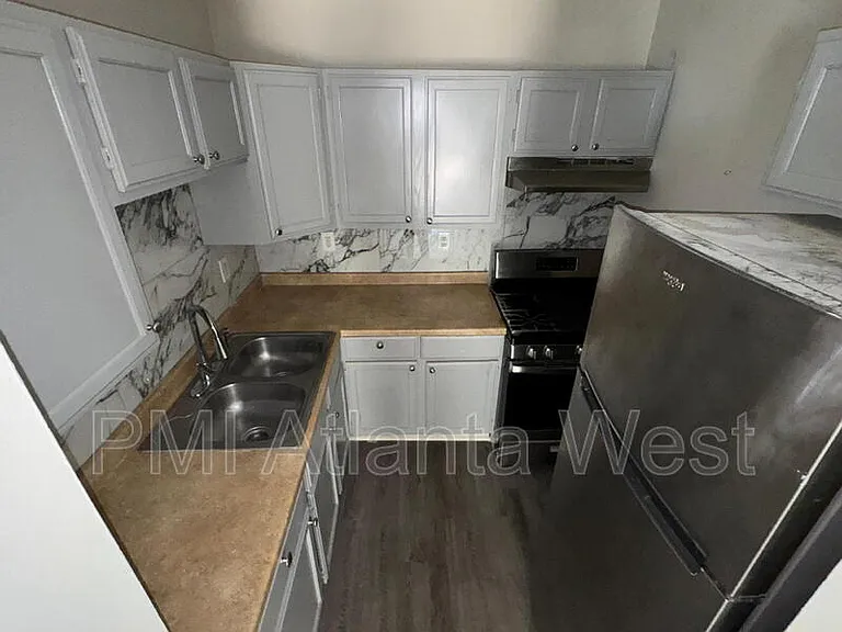 147 Lawton St SW — Photo 3