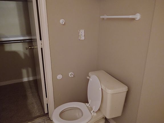 5th image of 449 NW Greenmont Dr