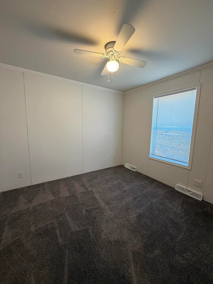 Building Photo - 5425 Valley Dr #67