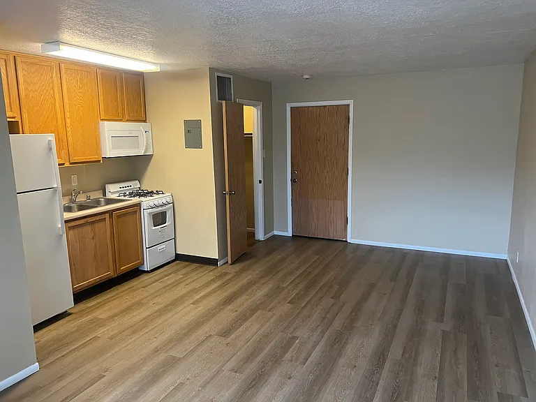 Quality, Updated Studio Apartments in Great North UNM Community — Photo 19
