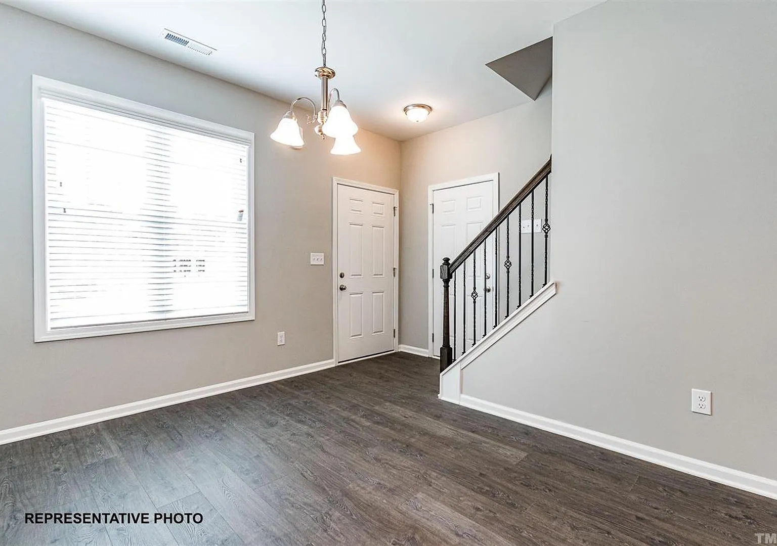 Gorgeous, like-new 3 bedroom, 2 1/2 bath home! — Photo 3