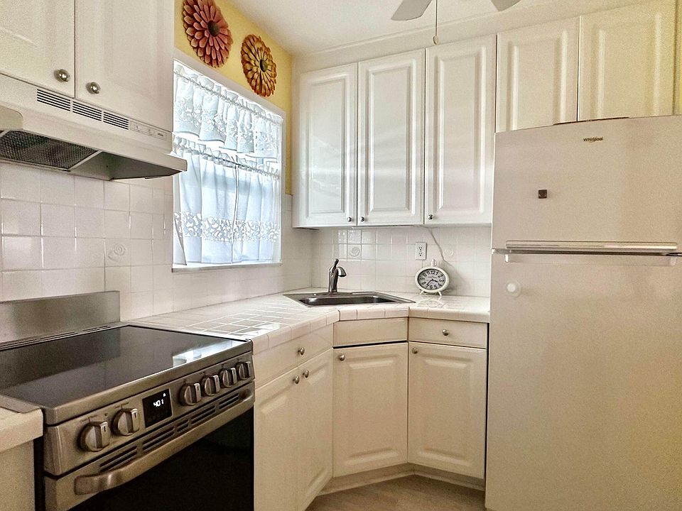 1st image of 1114 Lake Terrace #207