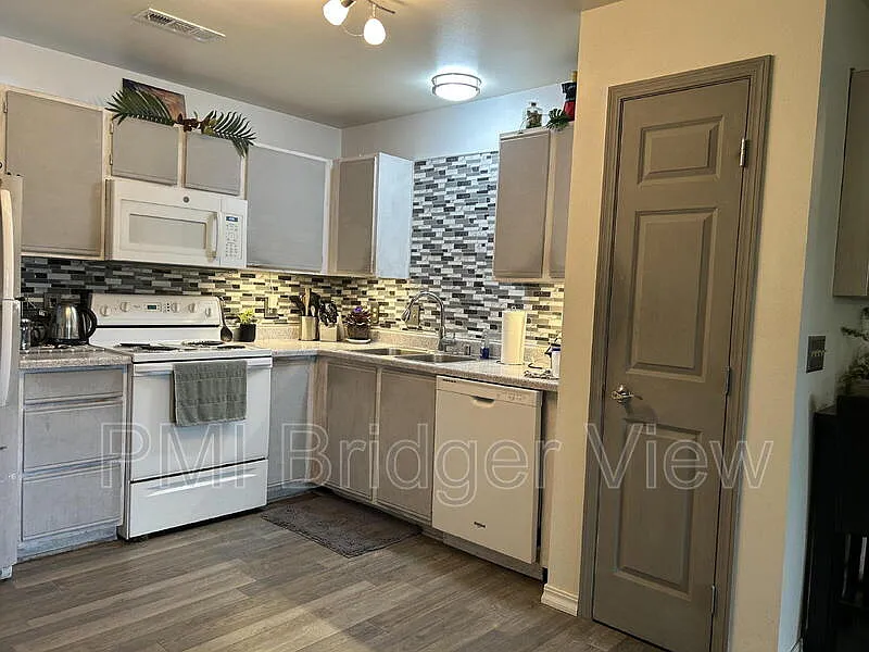 2 bed, 1.0 bath, 910 sqft, $2,200 — Photo 4
