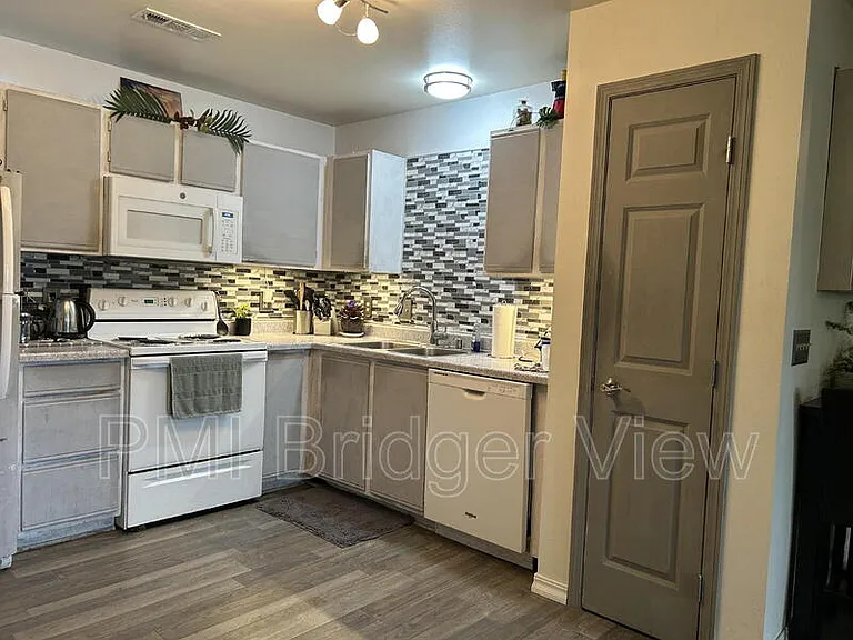 3505 Fallon St #B15 — Photo 4