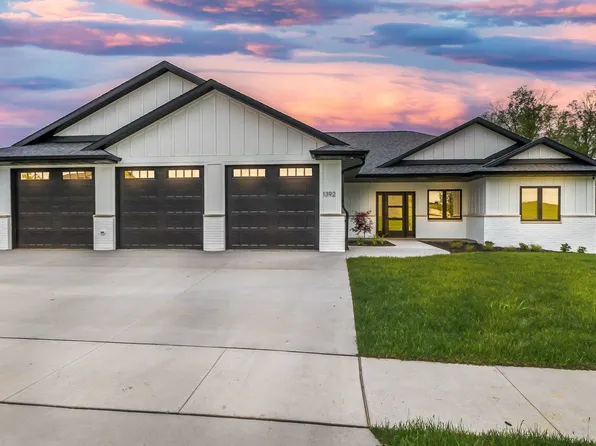 1392 Cedar Trail Dr, Dubuque, IA 52003