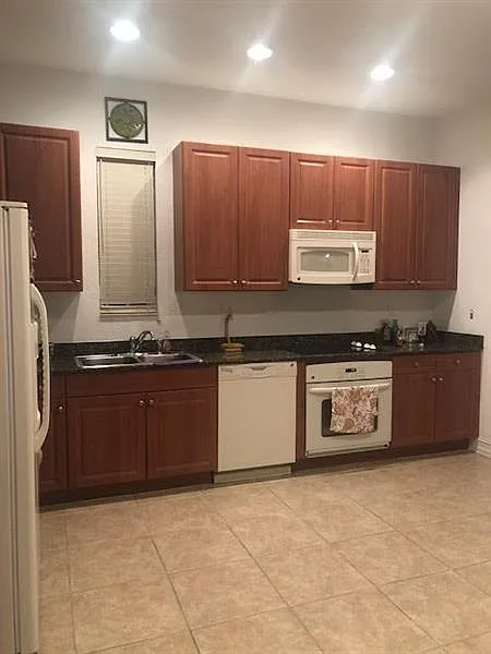 3 bed, 1888 sqft, $3,000 — Photo 2
