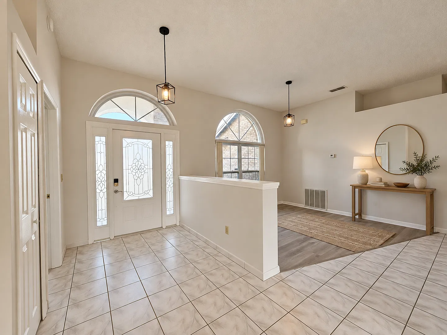 Don't Miss our Fall Special! Renovated and Spacious 4-bedroom, 2-bathroom Home in the Heart of Or... — Photo 3