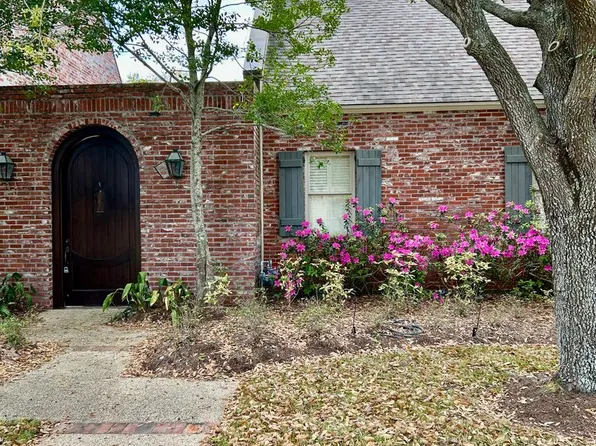 2724 Bocage Lake Dr, Baton Rouge, LA 70809