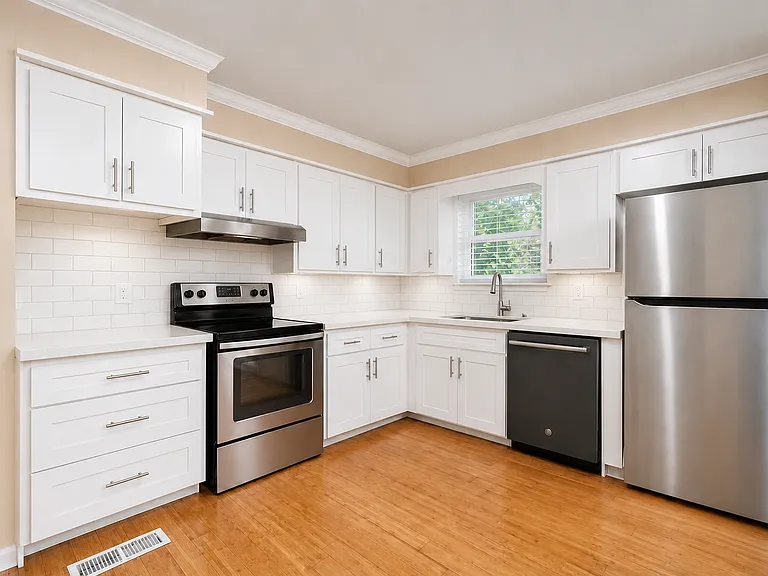 1106 N Hughes St — Photo 2