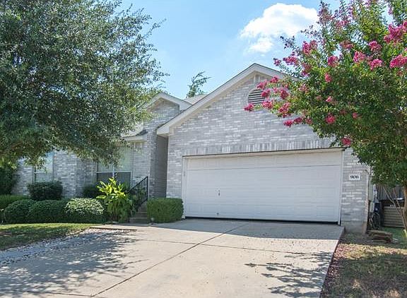 2nd image of 906 Hollow Trail Ct