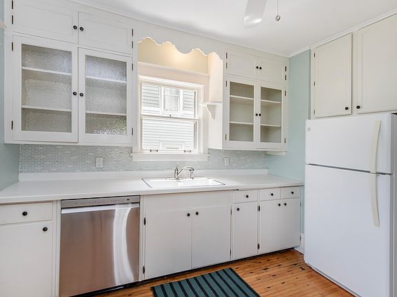 5th image of 862 Holton St