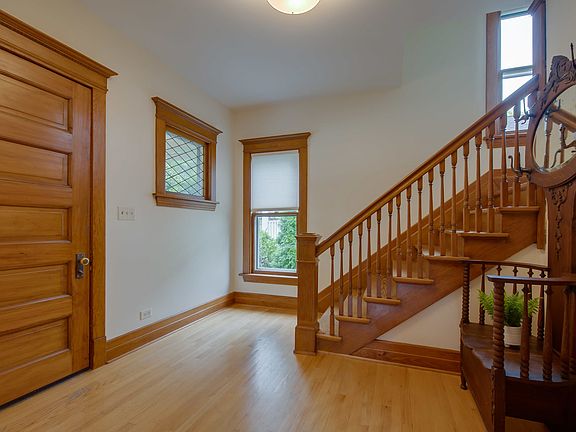 3rd image of 402 E Washington St