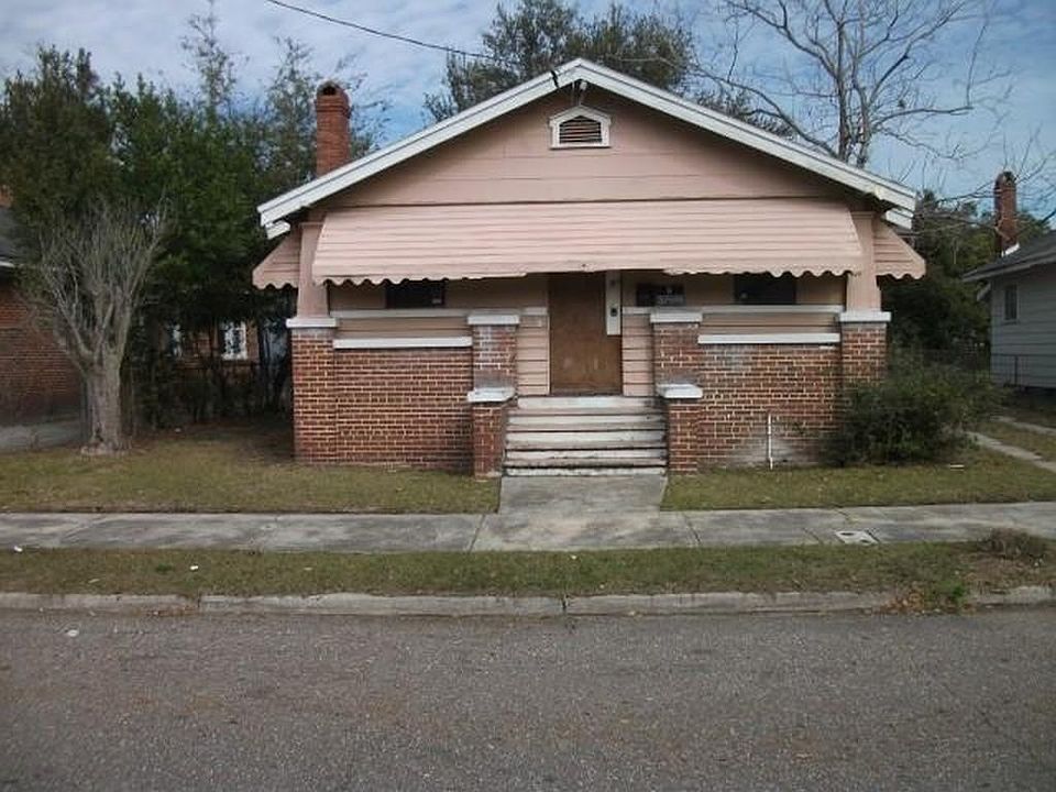 1st image of 439 W 22nd St