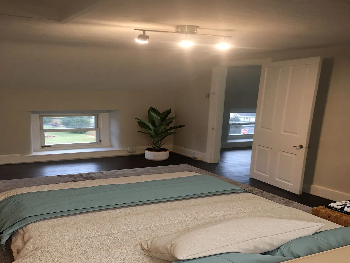 4 Bed / 1.5 Bath - Renovated Home - Convenient Location — Photo 3