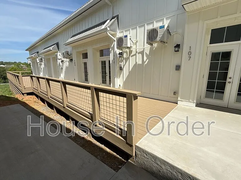 198 Cowan St #110 — Photo 4