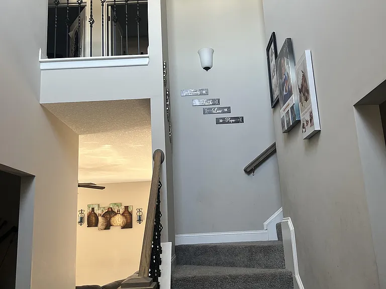 460 Thorp Cir — Photo 4