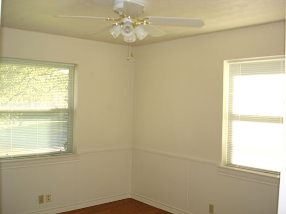 2nd image of 406 Lynn St