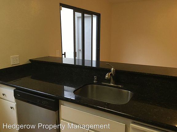 3rd image of 1083 Mariposa Ln