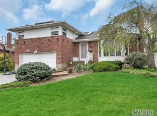 1182 Woodland Ln, Seaford, NY 11783