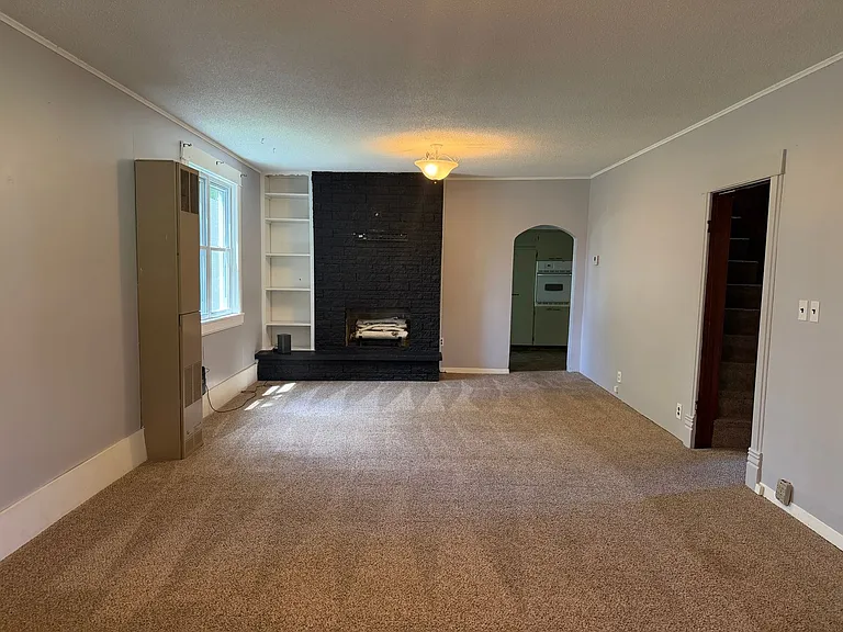 110 E Snow St — Photo 5