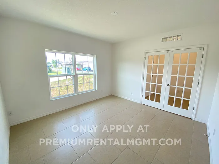 5 bed, 3.5 bath, 2737 sqft, $2,585 — Photo 3