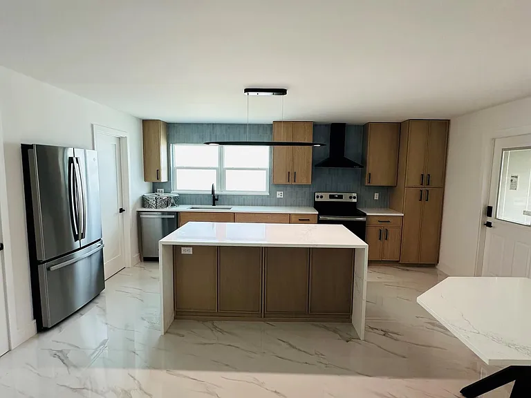 214 SW 4th St — Photo 4