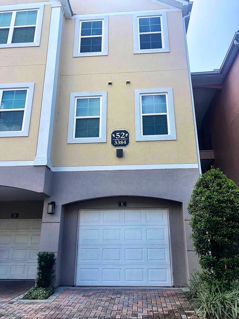 Lake View Upgraded Beautiful 2 Bed 2 Bath Condo With Garage In Metrowest — Photo 3