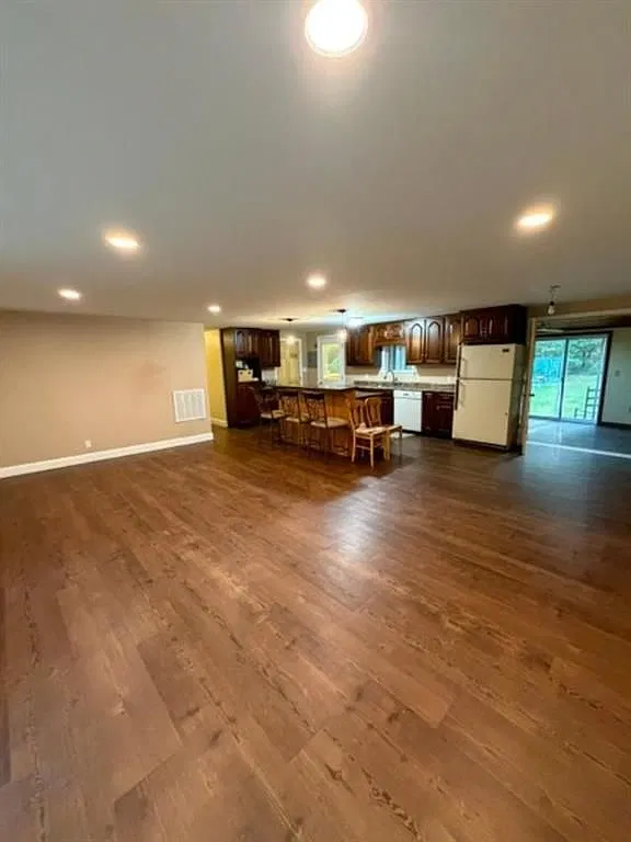 3 bed, 2.0 bath, 1490 sqft, $2,000 — Photo 2