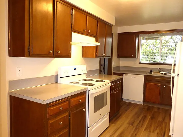 4824 Falcon Ct NE — Photo 2