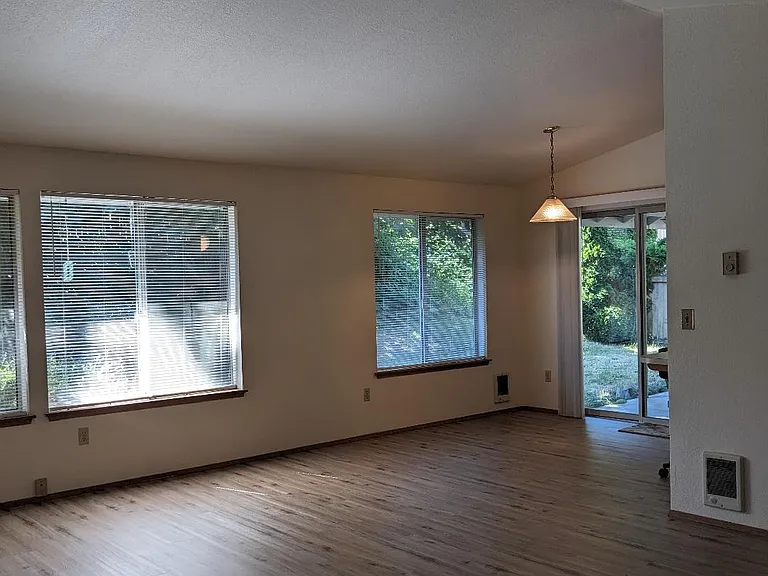624 107th Ave E — Photo 3