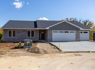 1060 Marisa Rdg, Dubuque, IA 52001