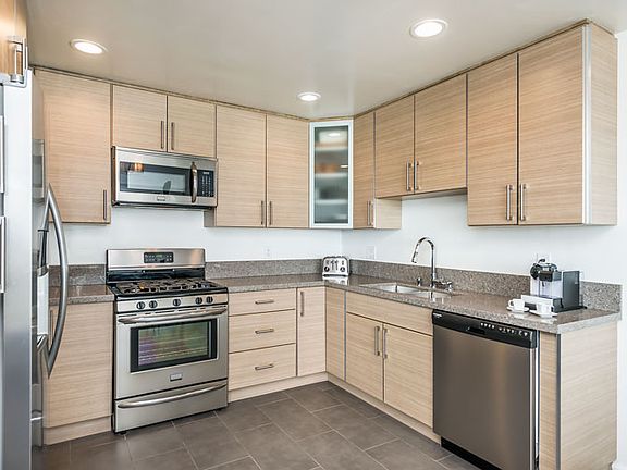 5th image of 419 Bright St