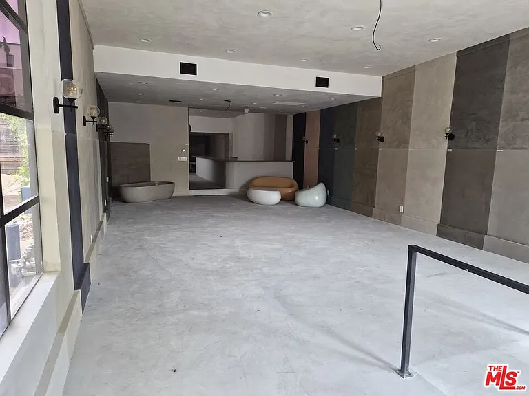 10835 Magnolia Blvd — Photo 12