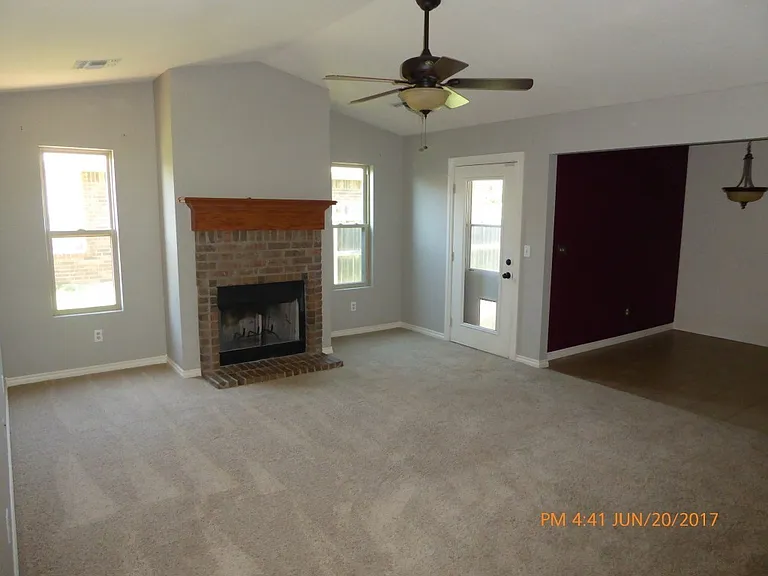 621 NW Granite Ave — Photo 3