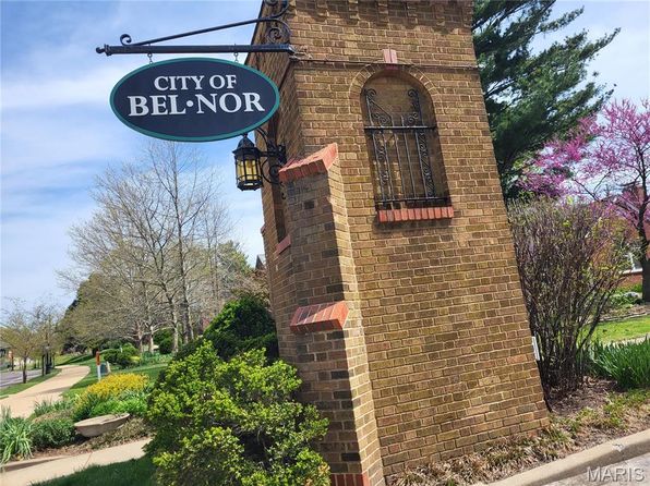 8303 Knollwood Dr, Saint Louis, MO 63121