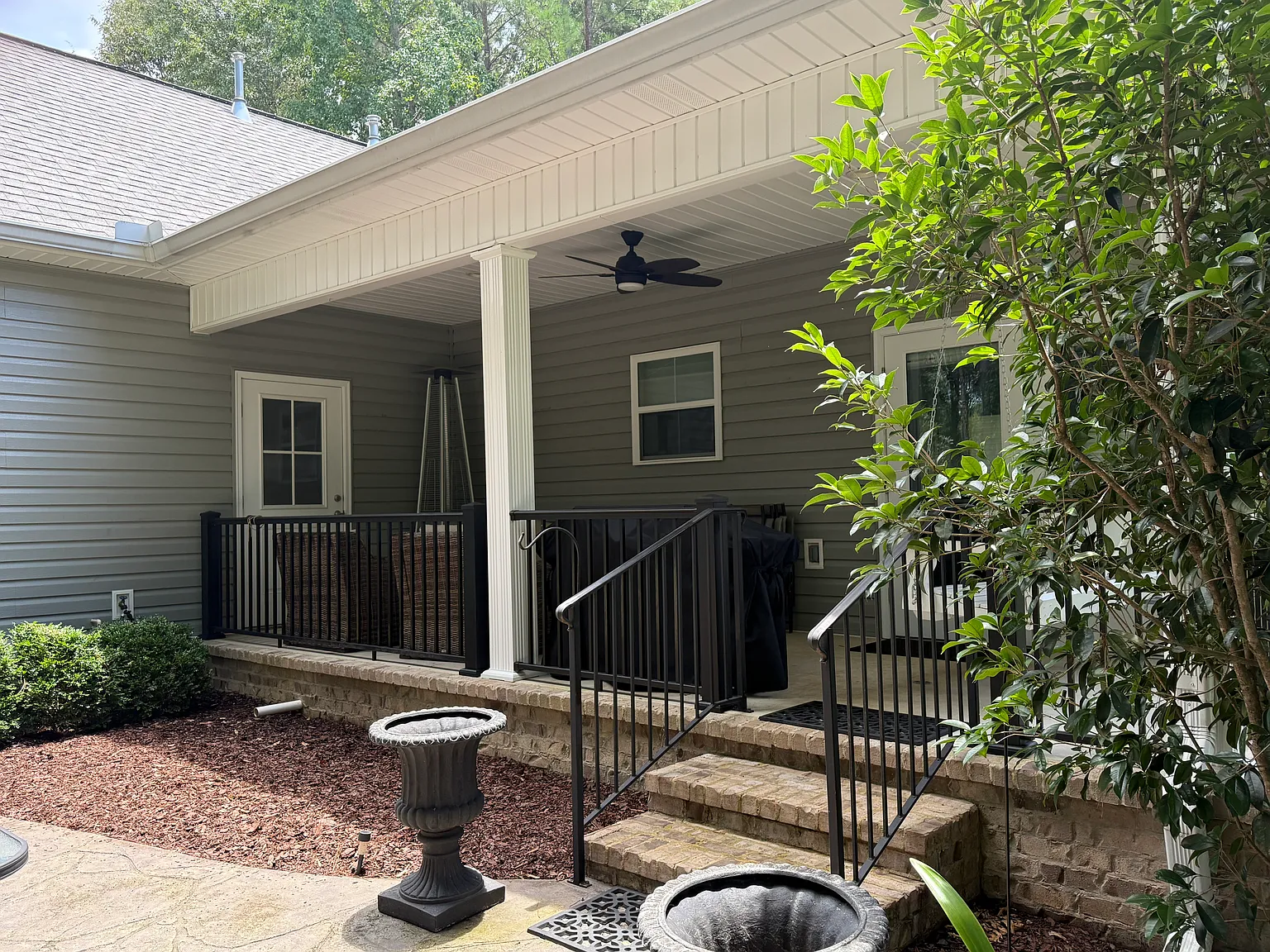 1 bed, 1.5 bath, 1358 sqft, $1,500 — Photo 2