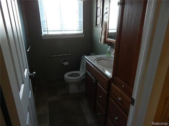 3rd image of 1423 Westchester St