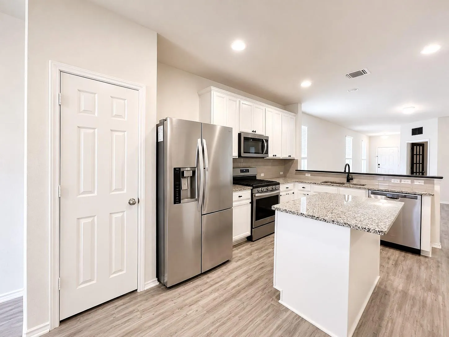 3 bed, 2.0 bath, 1510 sqft, $2,150 — Photo 2