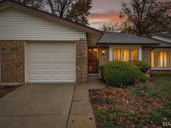 251 Timberbrook Dr #B, Saint Peters, MO 63376