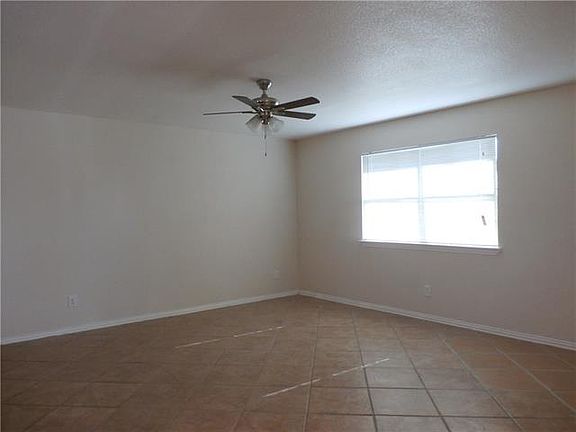 3rd image of 300 Daisy Dr