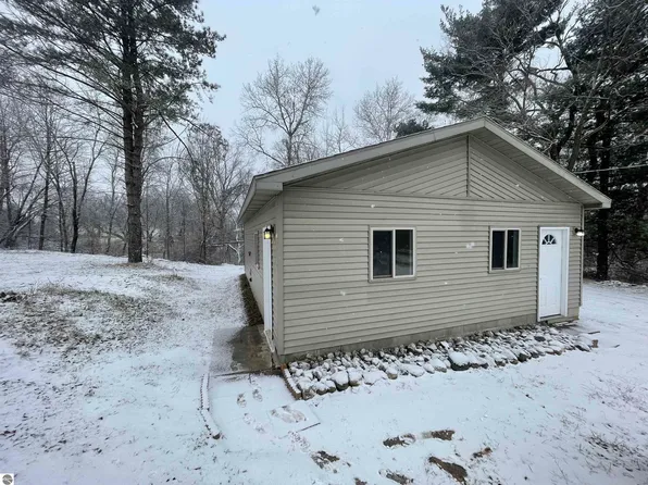 9013 Monroe St, Clare, MI 48617