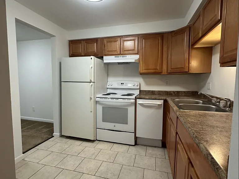 Lakeshore Apartments — Photo 5
