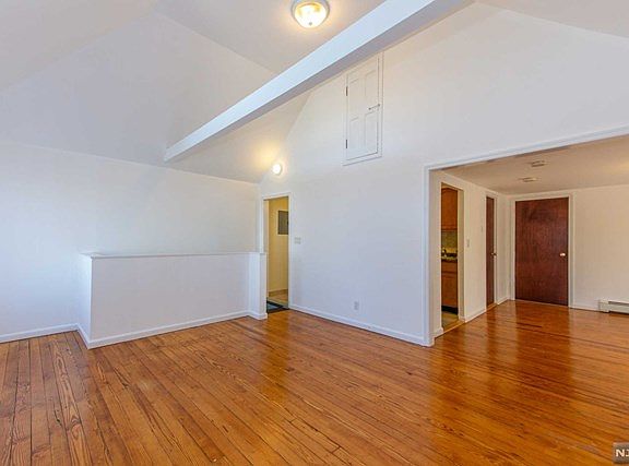 3rd image of 108 Bank St Floor 2