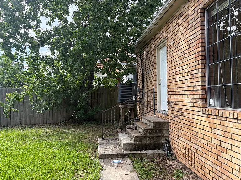 3620 Clermont Dr — Photo 9