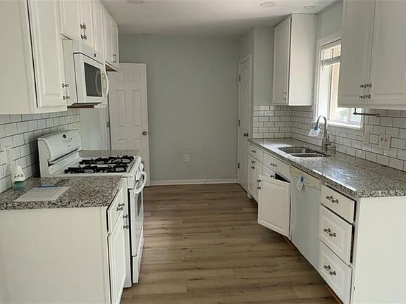4th image of 2127 Middle Dr