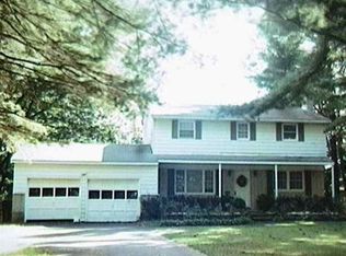 8 Woodridge Ct, Ballston Lake, NY 12019