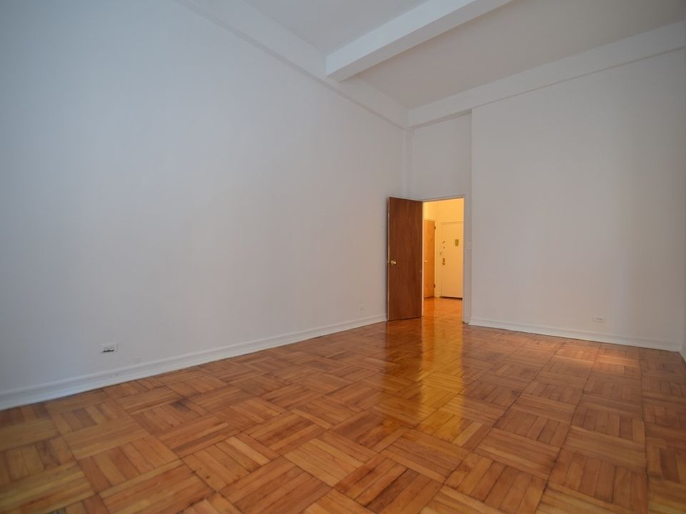 2nd image of 930 Sheridan Ave APT 1L